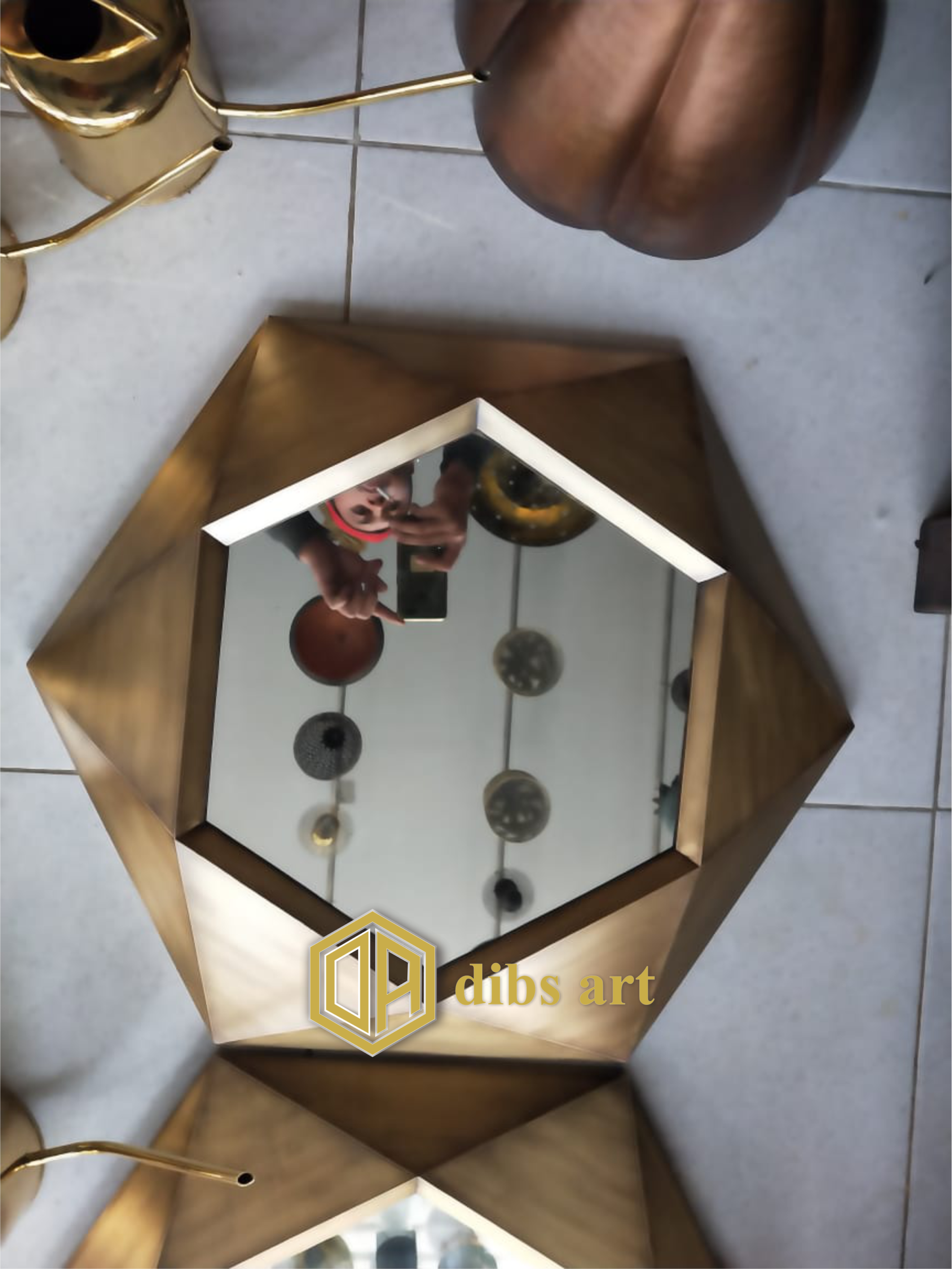 Cermin kuningan minimalis bentuk hexagonal dengan bingkai emas elegan