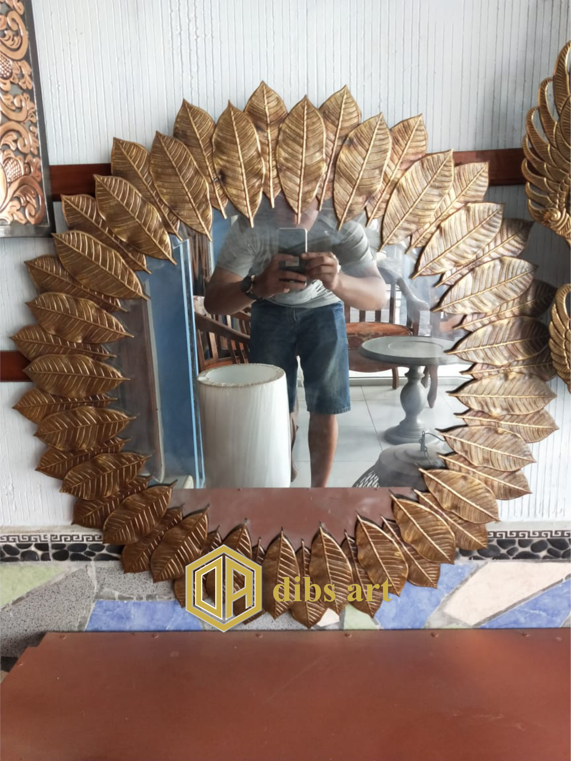 Cermin kuningan motif daun Dibs Art dengan desain elegan alami