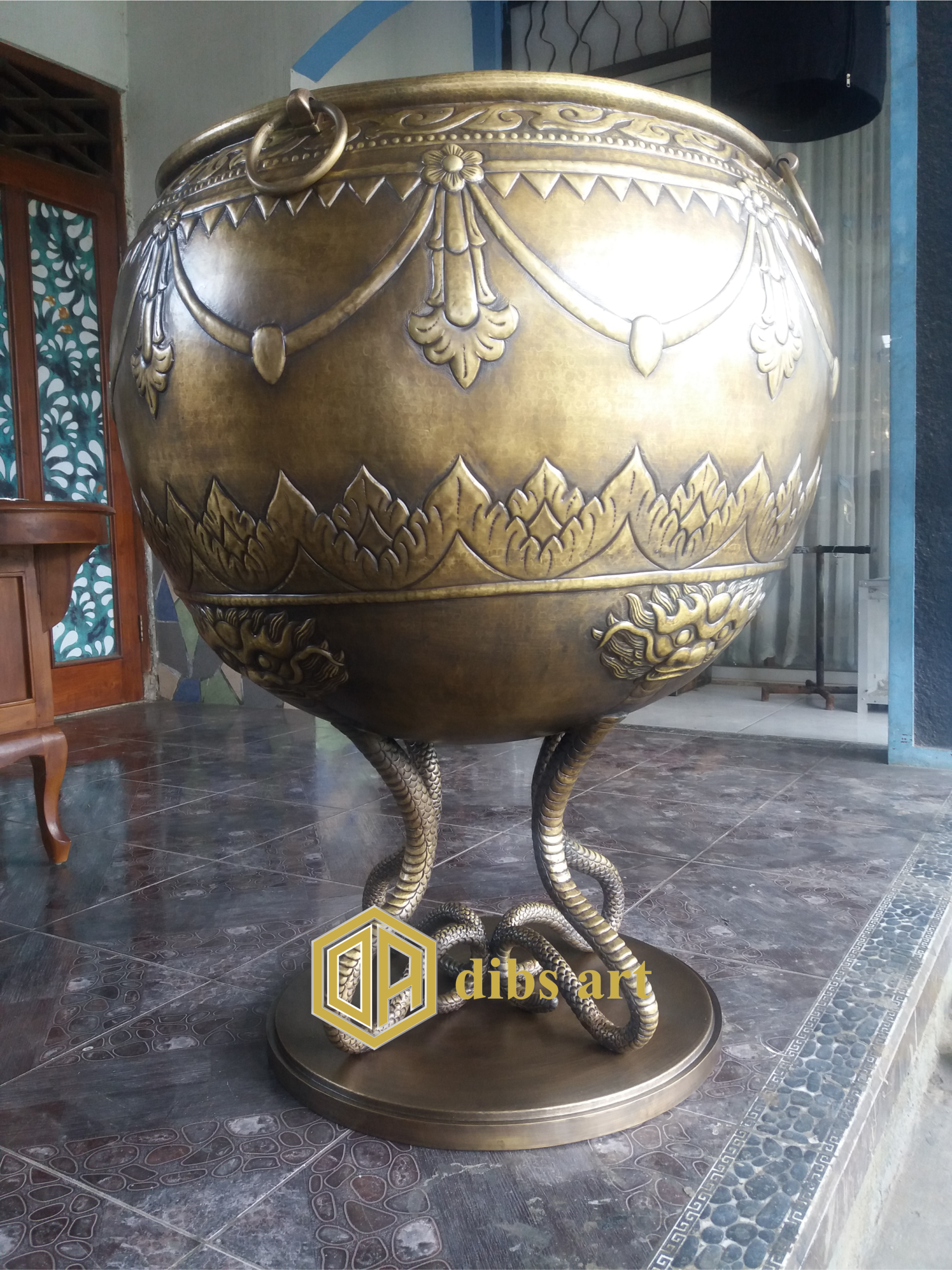 Guci kuningan antik Dibs Art dengan ukiran klasik elegan