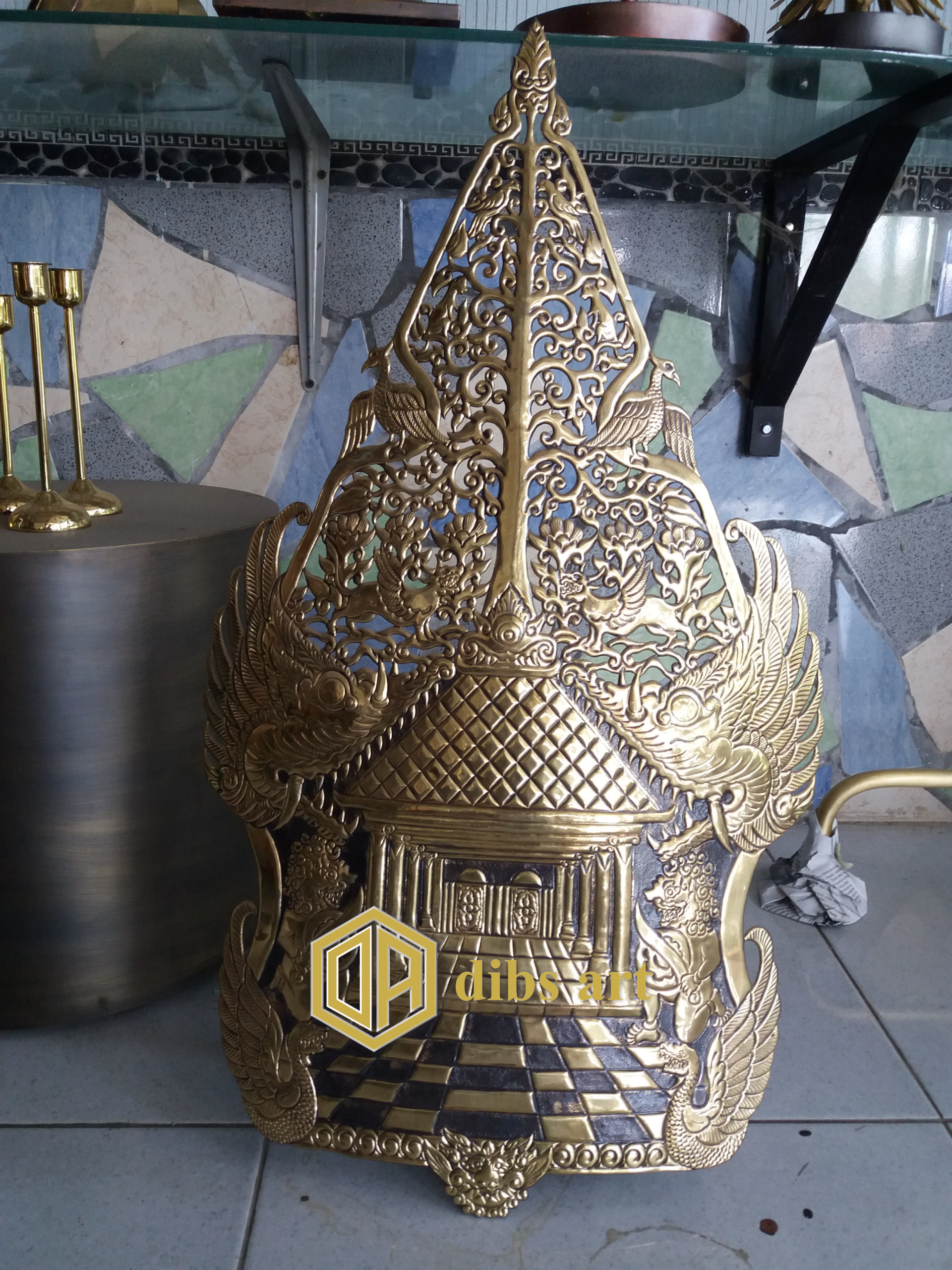 Gunungan wayang kuningan Dibs Art dengan ukiran detail klasik