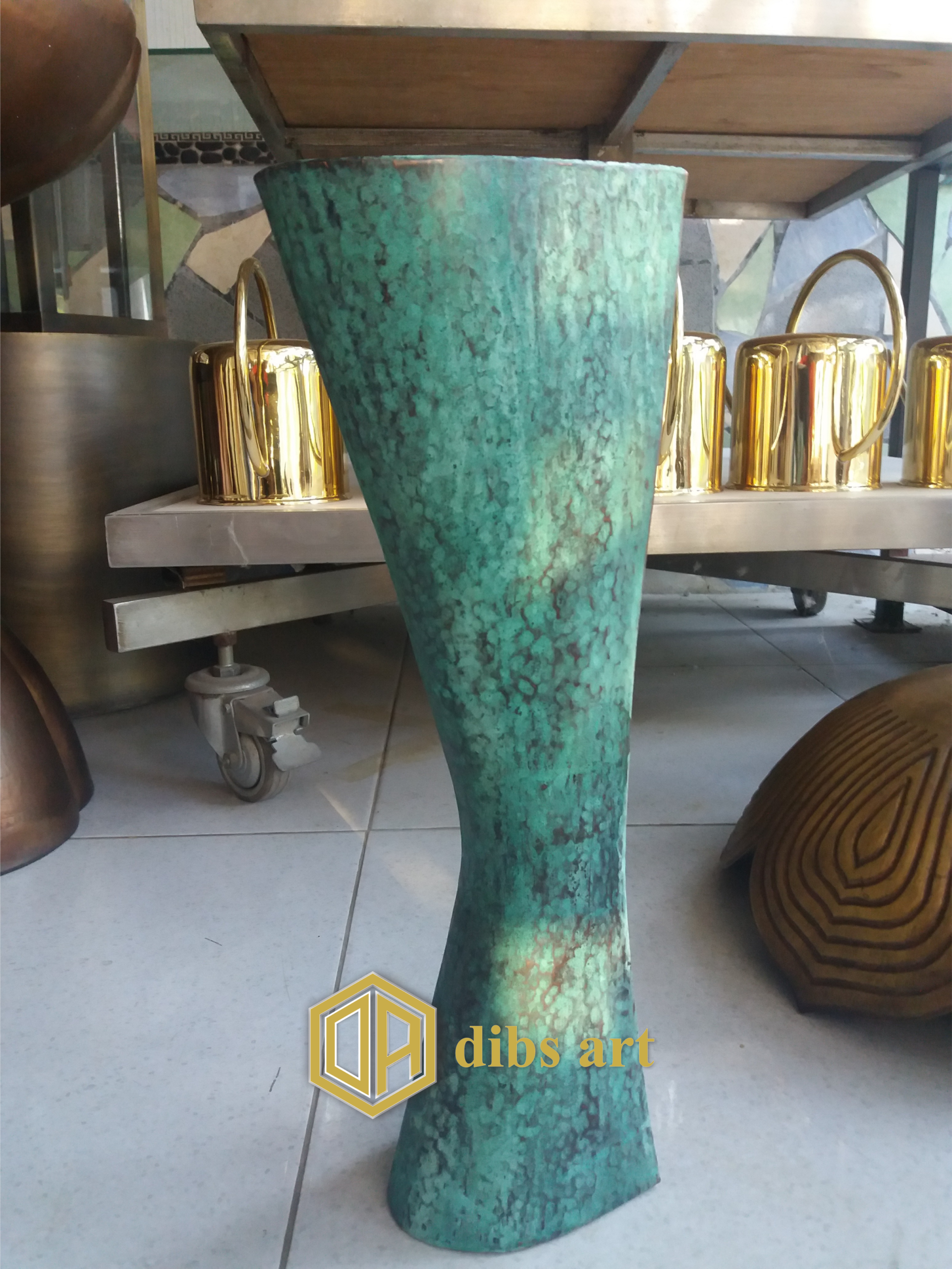 Lampu dinding antik dengan ornamen ukir klasik dan finishing vintage, terpasang elegan pada dinding interior bernuansa hangat.