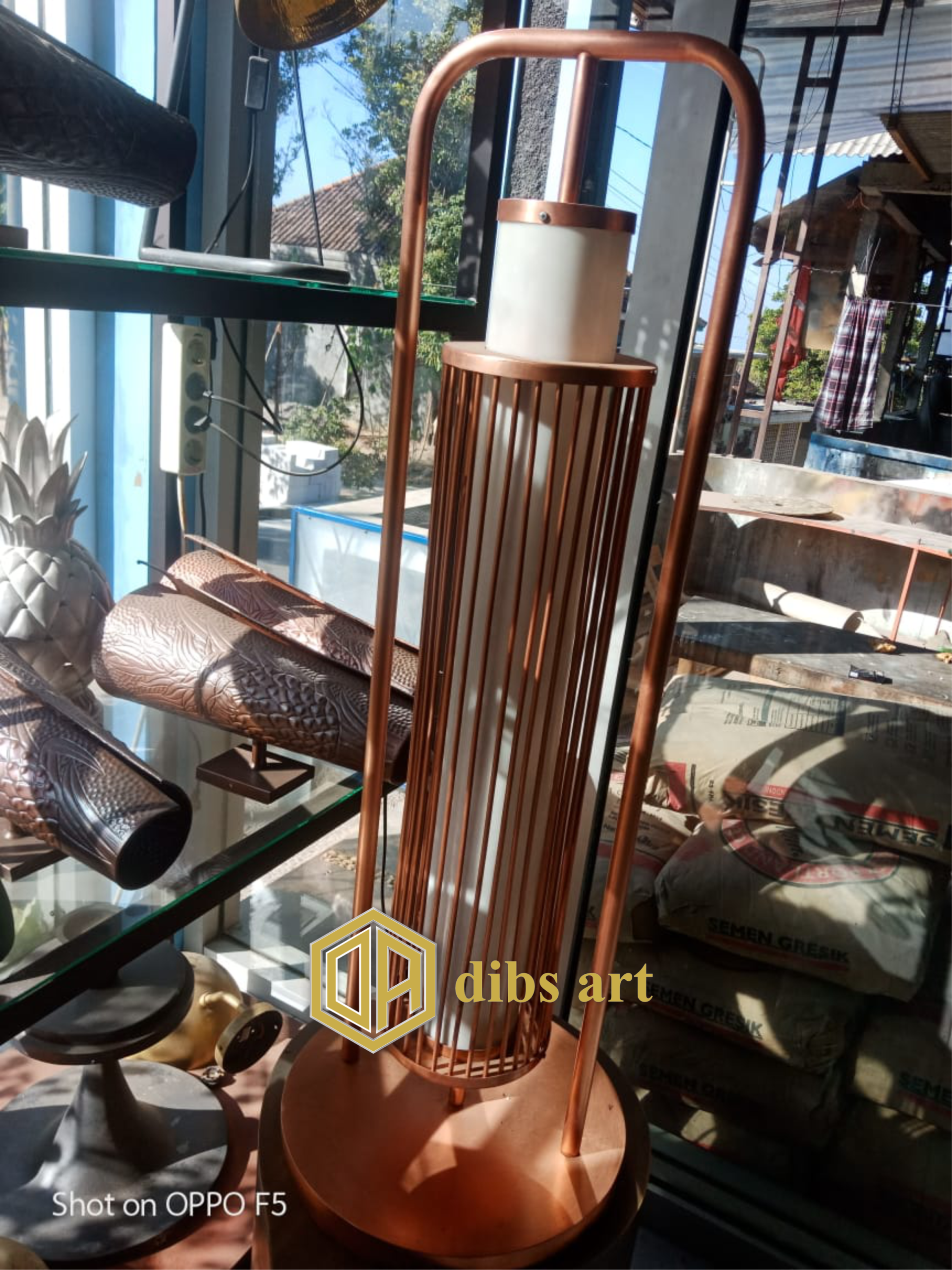 Lampu Berdiri Tembaga Elegan Handmade – Dibs Art lampu berdiri tembaga