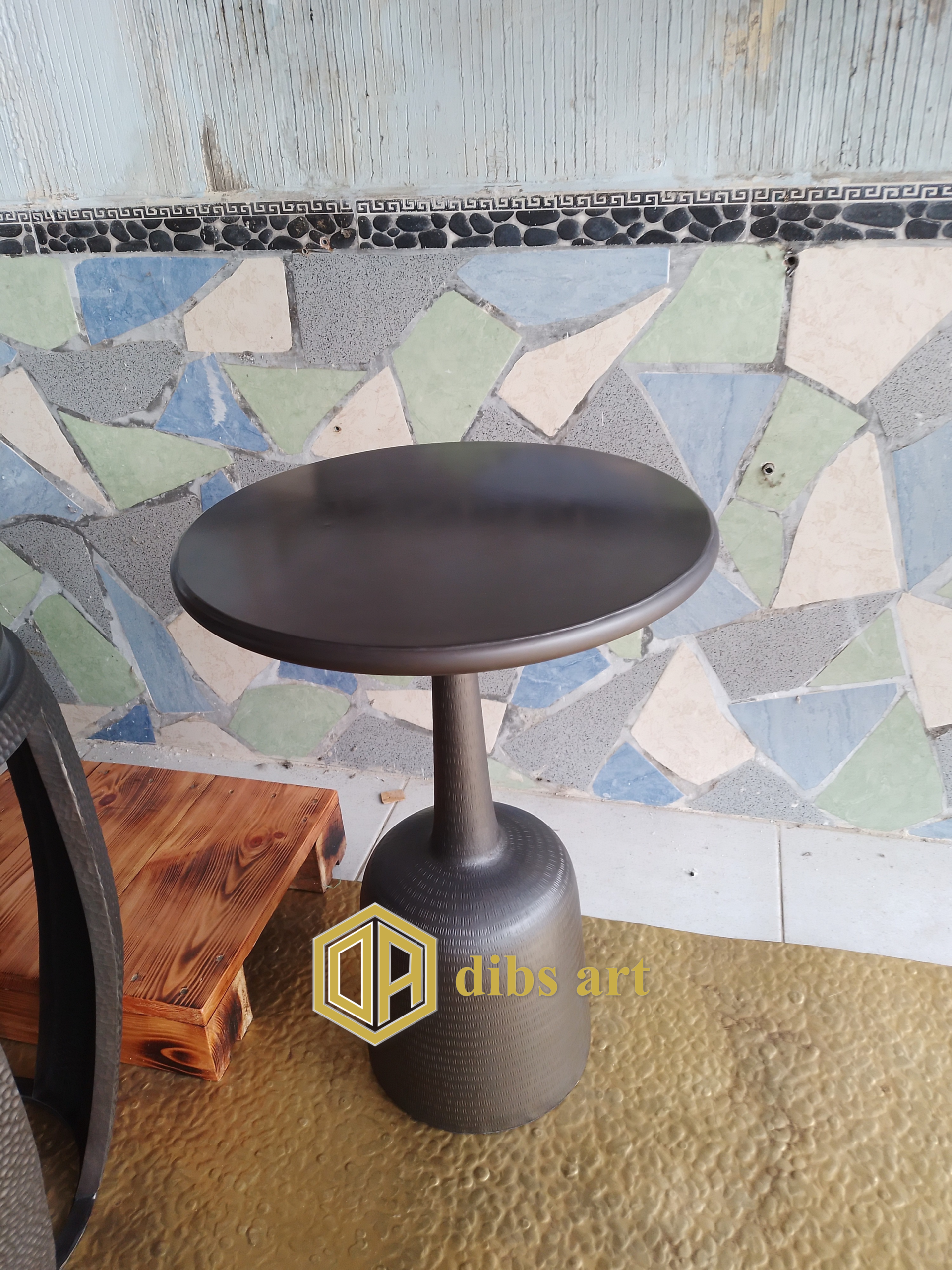 meja kuningan warna hitam