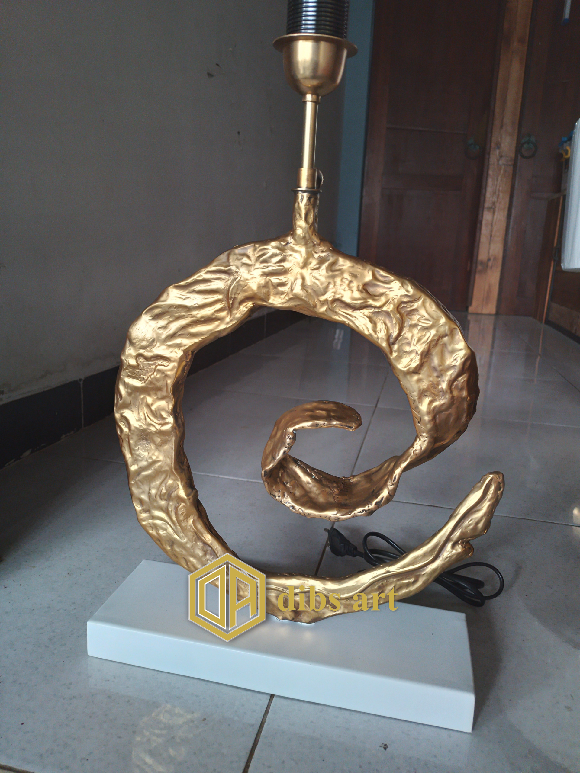 lampu meja kuningan seni abstrak bulat