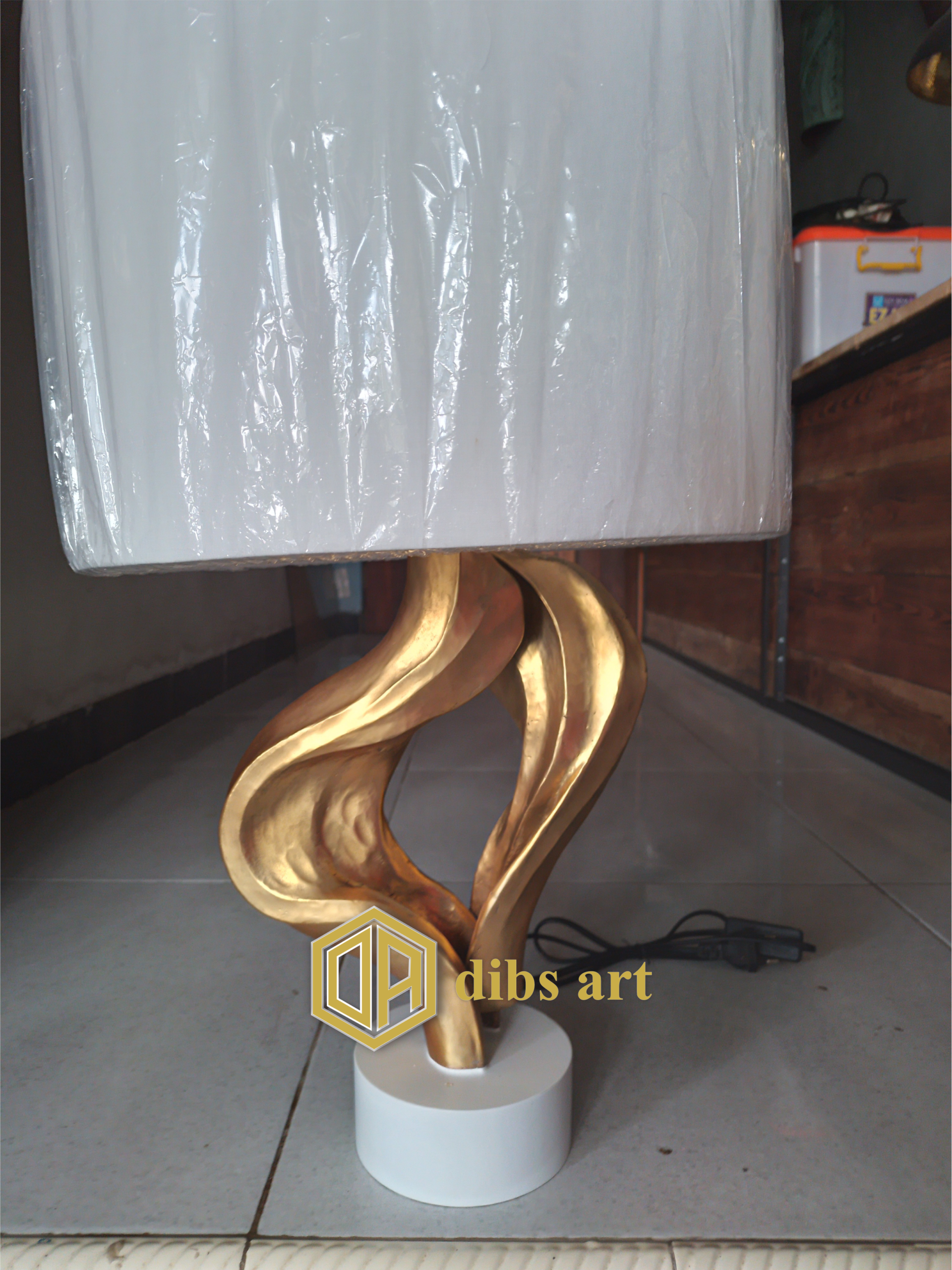 lampu meja kuningan seni abstrak