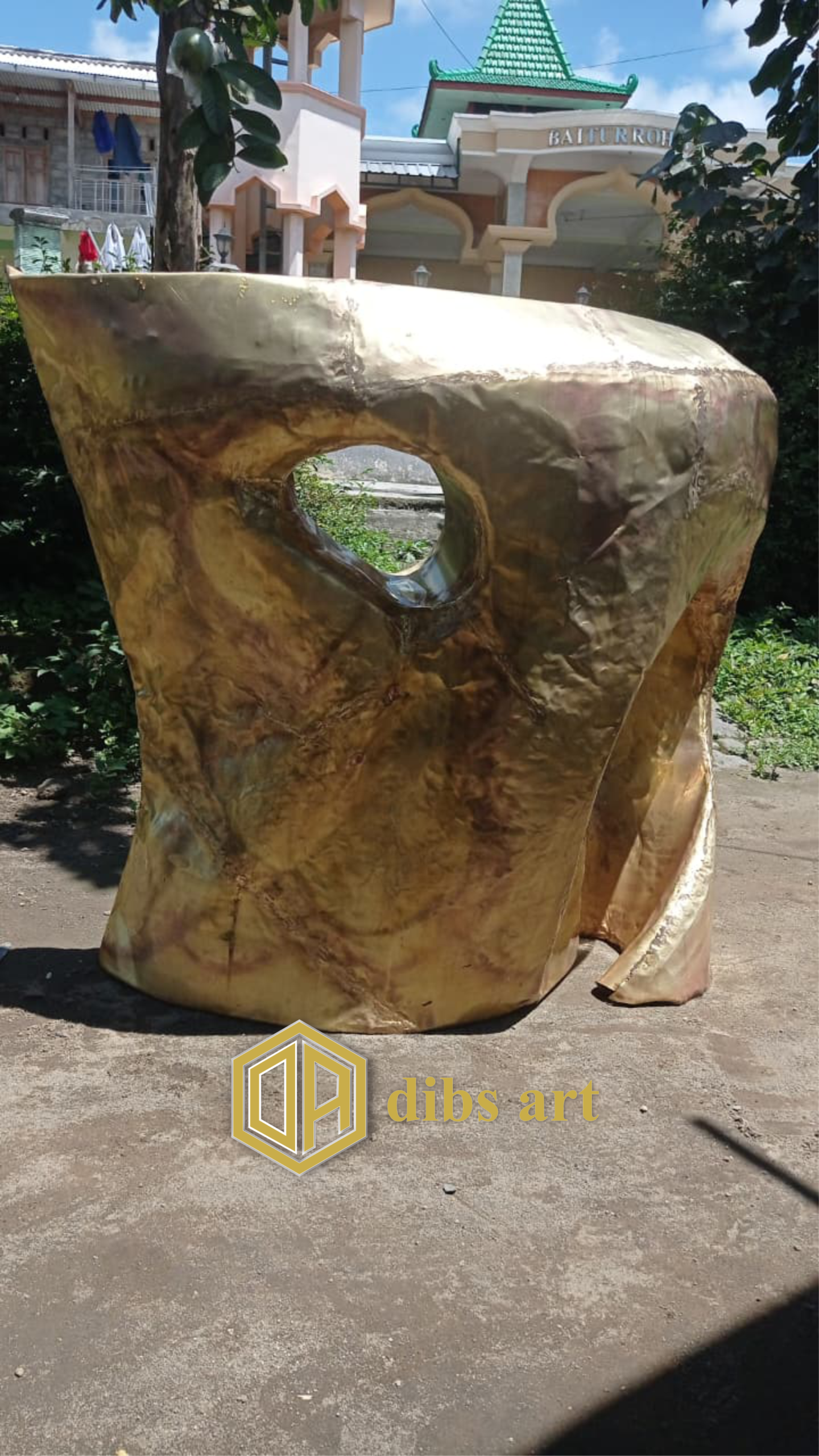 ornamen kuningan batu