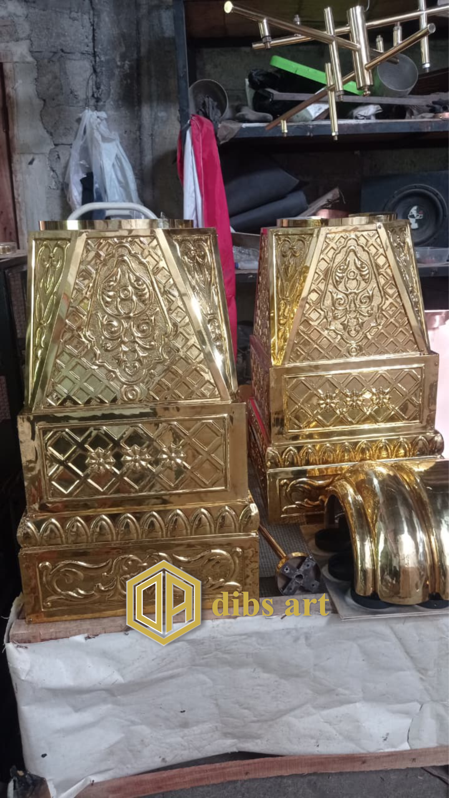 ornamen kuningan tiang masjid belum dipasang