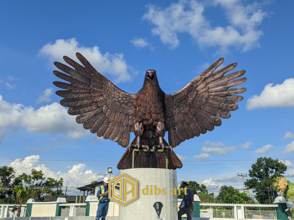 patung tembaga burung terbang
