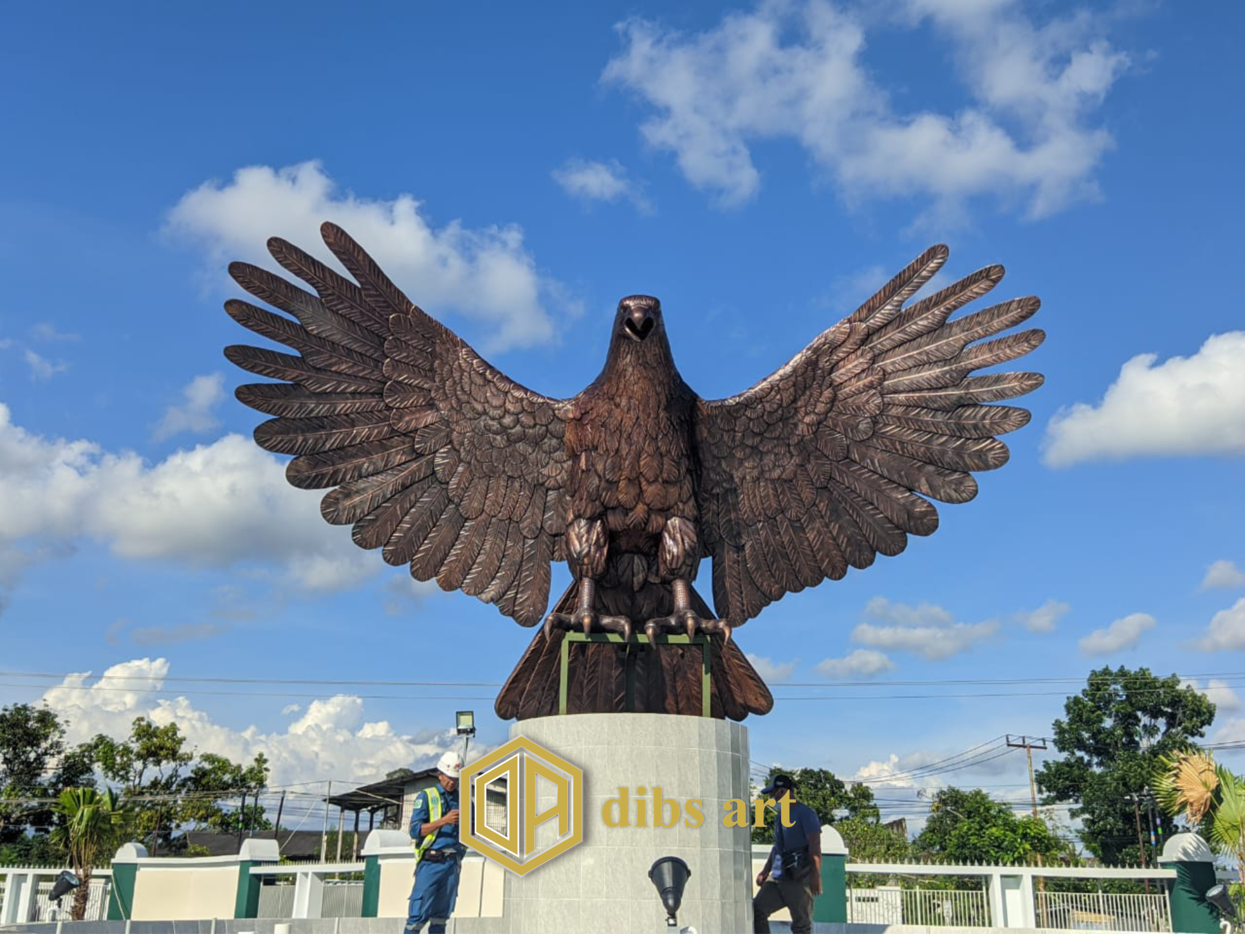 patung tembaga burung terbang