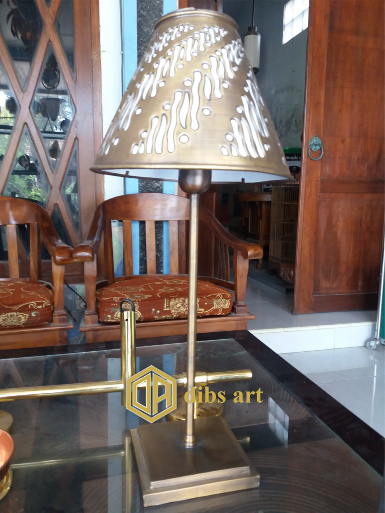 lampu meja kuningan warna antik