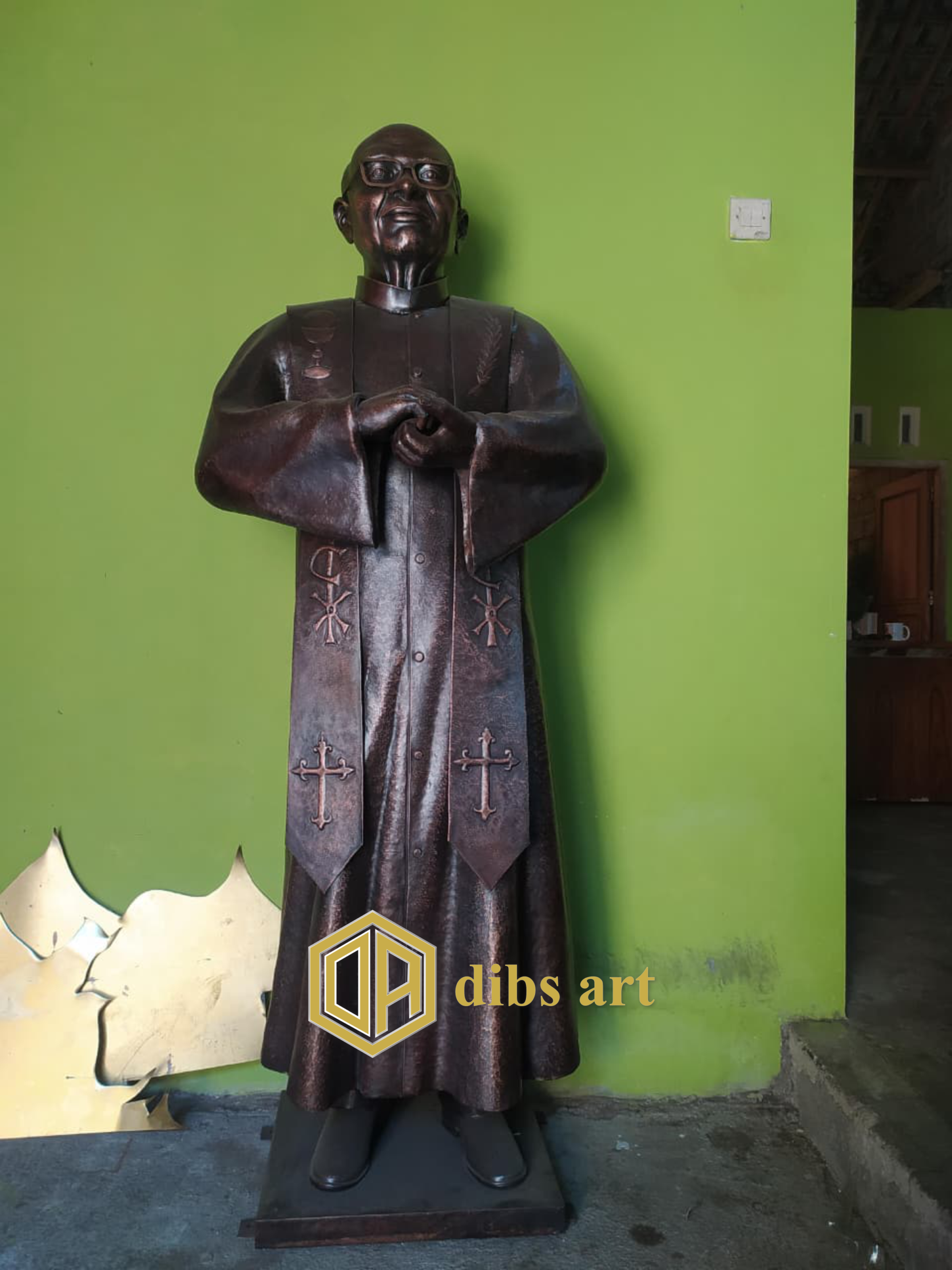 patung tembaga pendeta