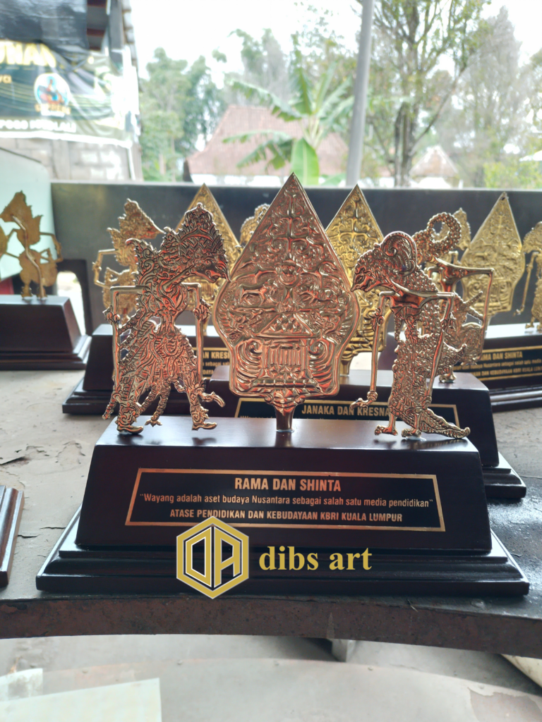 souvenir kuningan wayang rama sinta